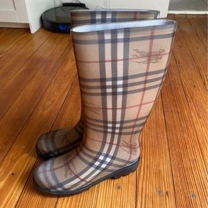 Burberry rain boots size 37(6-6.5)